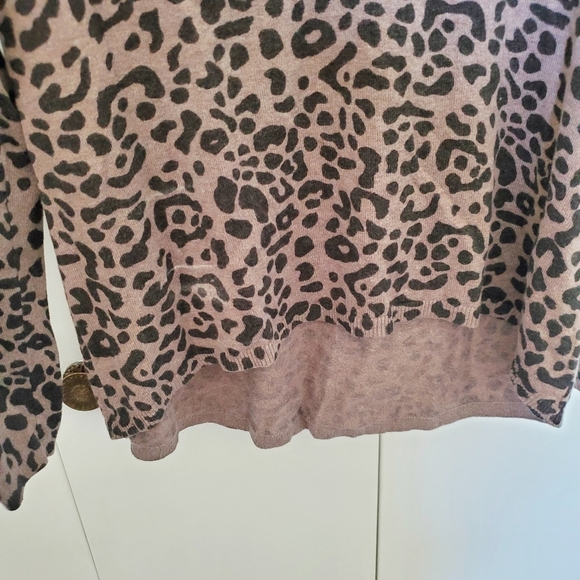 Old Navy sweater cheetah V-Neck Large Long Sleeve Lightweight Loose - Picture 3 of 5